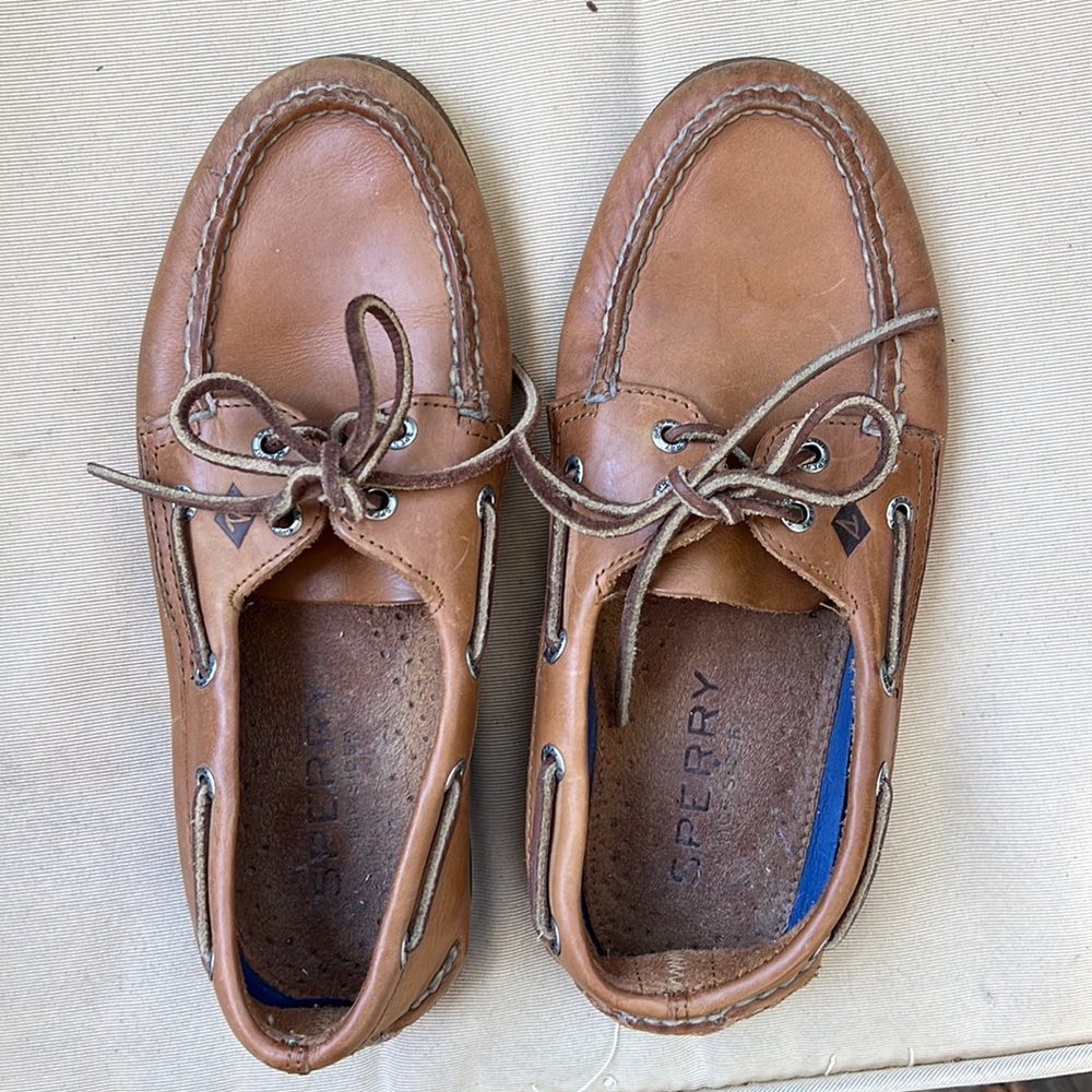 Men’s Sperry leather boat shoes.